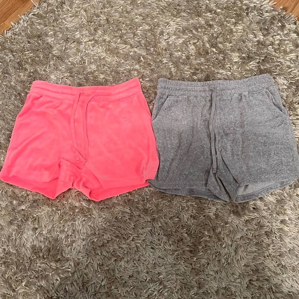 Bundle 2 velour shorts !
